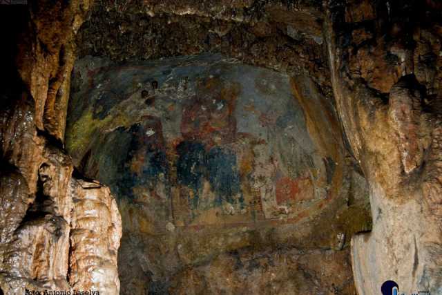 Santeramo, affreschi e graffiti: � la grotta di Sant'Angelo. S� al recupero